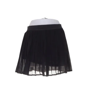 Pliserad kjol - Säljer en pliserad kjol från Bik Bok men den går även att ha som en bandou top. 