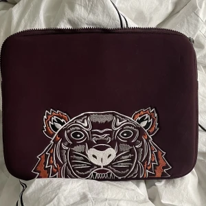 Kenzo datafodral - Säljer nu mitt datafodral eftersom jag köpt nytt. Så snygg modell och fin rödvins färg. Ifrån kenzo med nypris 899, säljer för 300kr. Passar upp till den 15 inch macbook ❤️