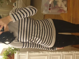 Randig tröja från H&M - Superfin randig tröja från H&M, använd en gång och i nyskick. Jätrefin att ha nu på vinterhalvåret eller en kall sommarkväll 💛