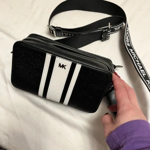 Michael Kors  - Två fack med dragkedja, finns plats för 2-3 kort i det ena. I nyskick 