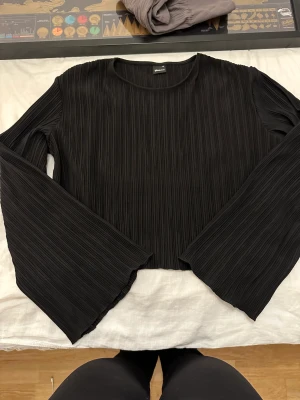 Topp - Topp från ginatrecot i ett randigt mönster. Kort modell med längre armar. Jag har vanligtvis S men denna i medium var ingen större skillnad på