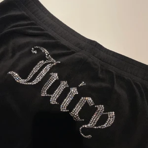 svarta juicy byxor - säljes pga för stora på mig! köpta från jd sports 2020. nån sten fattas och ena silvergrejen på snöret, annars felfritt skick! storlek L men passar även en M ❤️
