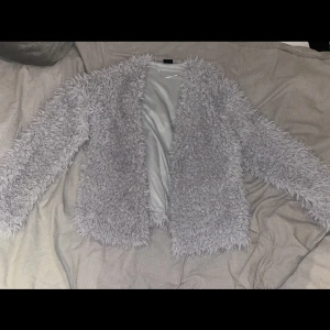 Vårjacka  - En grå fluffig vårjacka från Ginatricot  Storlek: L
