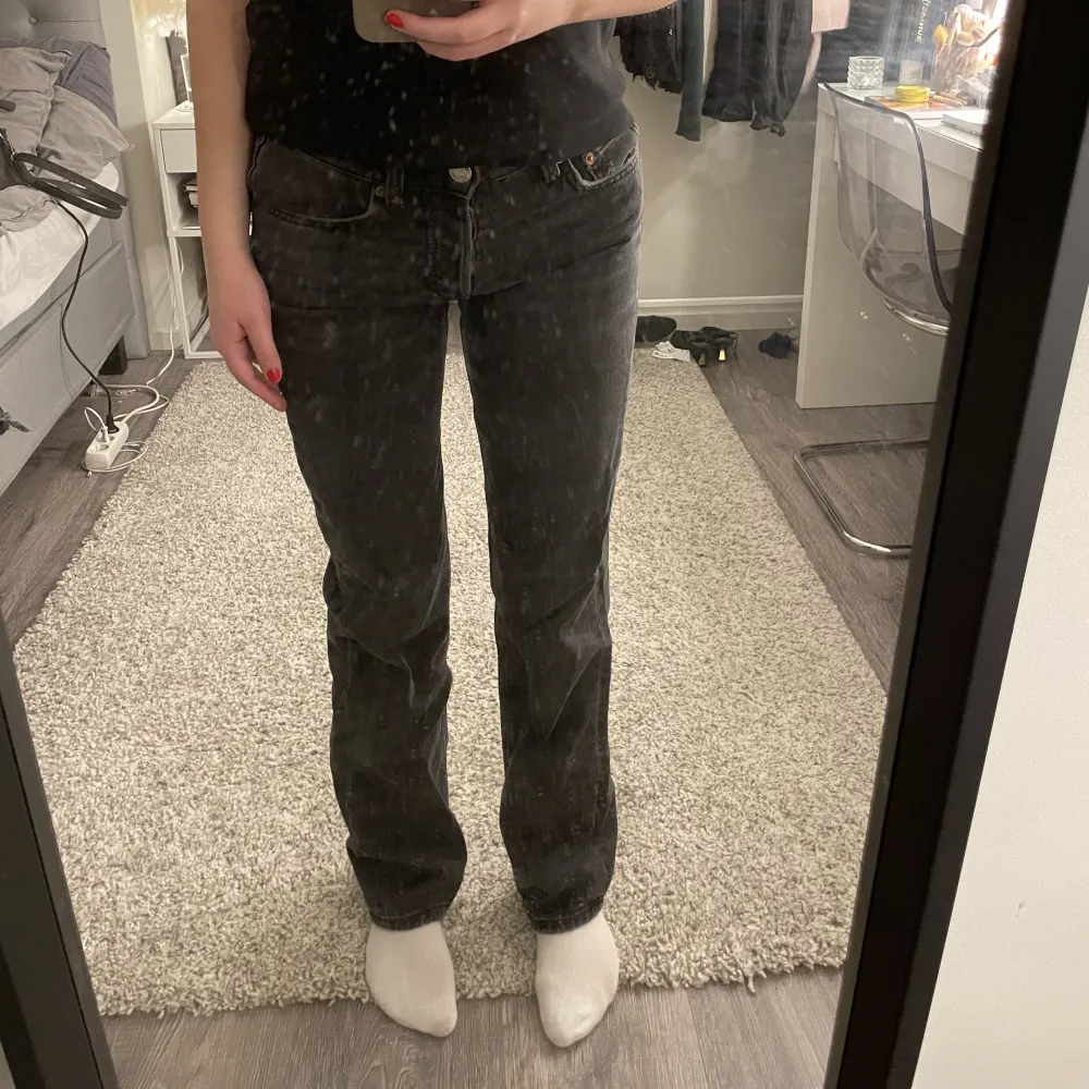 Svarta jeans från zara i perfekt fit, skit snygga till exakt allt,  säljer då jag rensar jeans😩säljer även samma jeans fast i andra färger, dm vid frågor💕. Jeans & Byxor.