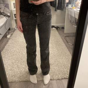 Svarta jeans från zara i perfekt fit, skit snygga till exakt allt, perfekta jeans till allt,  säljer då jag rensar jeans😩säljer även samma jeans fast i andra färger, dm vid frågor💕