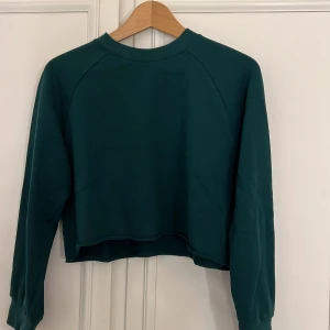 Mörkgrön sweatshirt  - Croppad sweatshirt från monki, stl Xs. Sparsamt använd