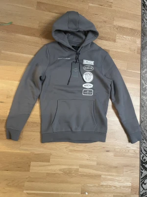 Mercier huvtröja/kofta - Helt ny skick aldrig använd. Storlek S. Pris kan diskuteras. 