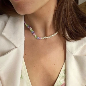 Blommigt halsband  - Jätte söt halsband där hälften är pärlor och andra hälften är blommor. Super söt till våren/sommaren. Första bilden är lånad!