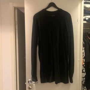 Rick Owens Mainline Levels L/S - Mainline rick-longsleeve från SS17 (walrus). VG++ skick, enda defekten är att infon på tagen har fadeat pga en tvätt (se bild). Använd 2 gånger utöver för att prova den.   Kod på varan är RU17S9266-JT. Fraktas tätt inpå inköp, hör av dig för mer info :) 