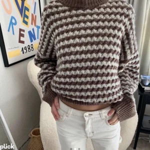 Stickad tröja - Säljer denna stickade tröja från zara. Knappt använd. Bilderna är lånade men säljer en exakt likadan