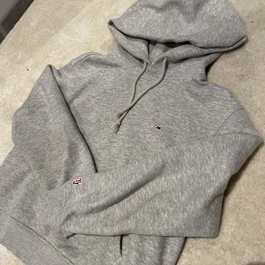 Tommy hilfiger hoodie - Säljer min snygga tommy hilfiger hoodie i storlek XS!💞