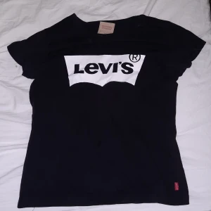 Levis t-shirt svart - Denhär tröjan säljes för jag inte använder den, bra skick, snygg tröja❤️‍🔥