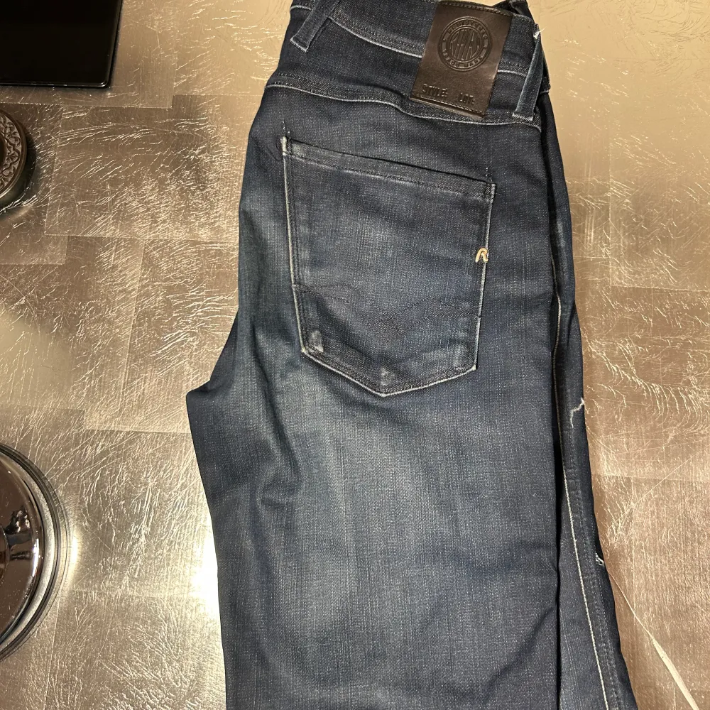 Raulph lauren chinos Storlek 30 waist 31 lenght 500kr  Replay jeans storlek 29 Waist 32 length 500kr   Vid köp av båda 750kr. Jeans & Byxor.