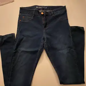 Blå jeans med MID RISE från CUBUS som är i bra skick! Mycket mjuka/lena och sitter perfekt! Bra till många tillfällen. Nypris ungefär 300-400kr. Pris kan diskuteras!