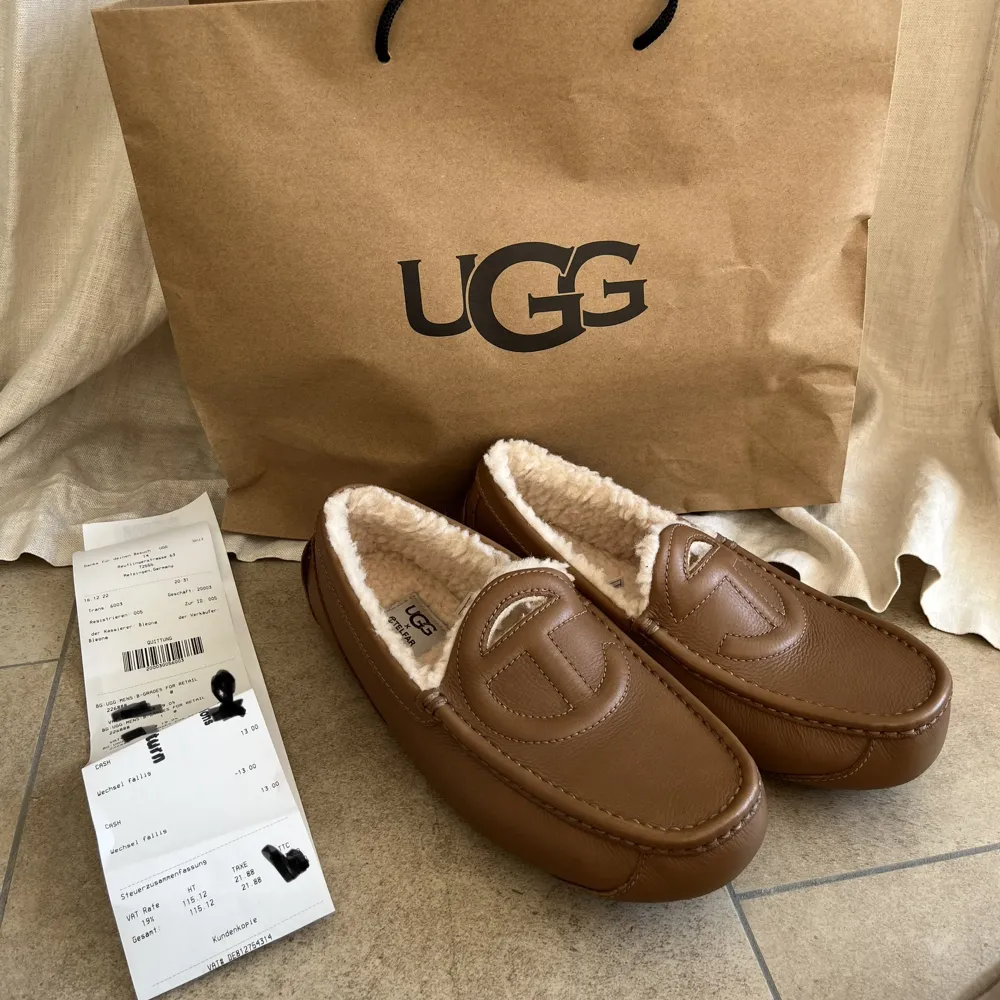 UGG x Telfar loafers with shearling lining  Embossed logo on front, Leather piping, Tonal stitching, Round toe, Shearling lining, Embossed logo on footbed, EVA midsole, No closure   Completely new and unworn :)  Unfortunately no box - just the bill  . Skor.
