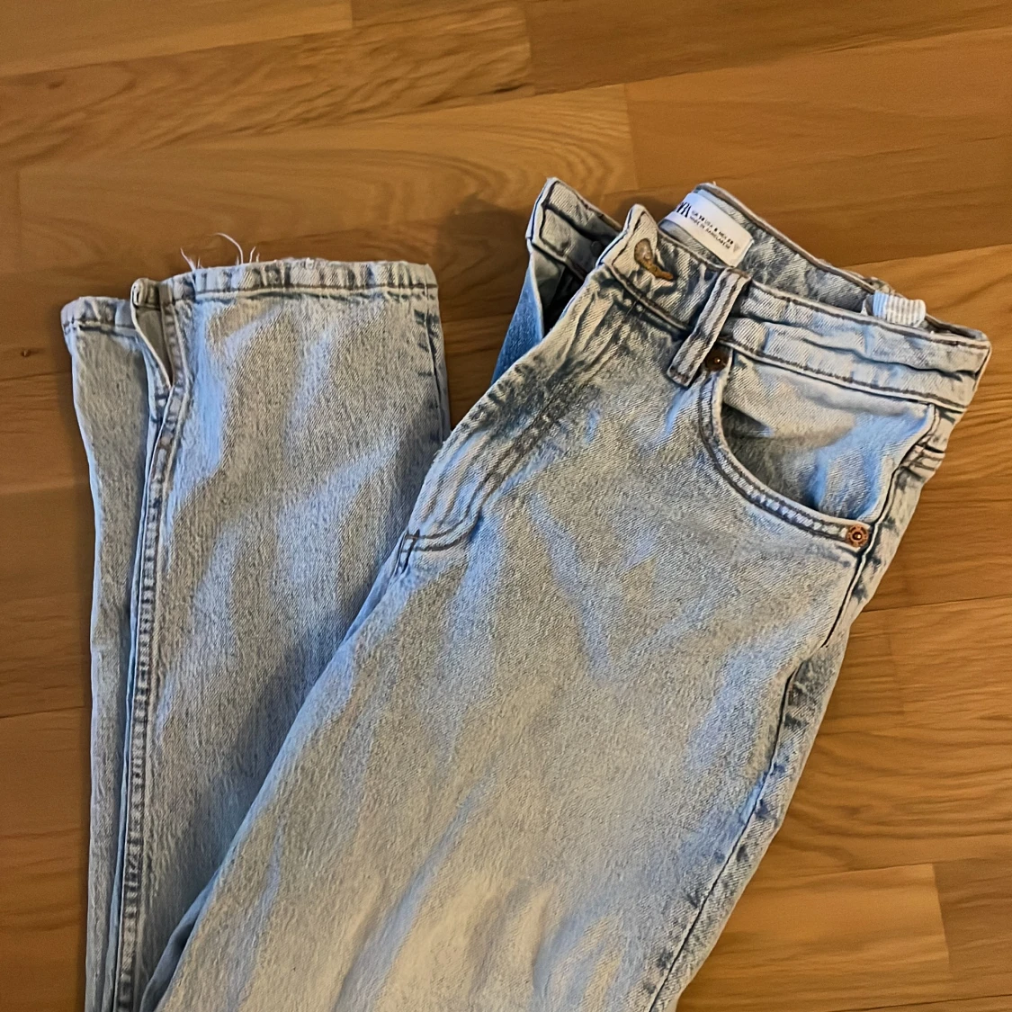 Zara jeans med slit