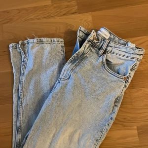 Zara jeans med slit  - Rak modell! Jätte snygga men alldeles för stora för mig!