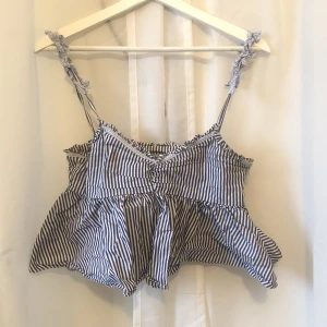 Zara topp - Jättefin topp från Zara! Toppen är blå och vit randig!