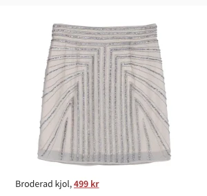 Kjol med strass från Gina Tricot  - Kjol med strass från Gina Tricot, strl. 36. Nypris 499. Lite av strassen har lossnat (se bild).