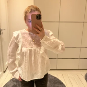 Vit blus Zara - Säljer denna fina vita blusen från Zara 😍 helt ny med prislapp kvar, den är i storlek M men passar mig med xs/s. Möts upp på Östermalm eller fraktar! 🫶🏼 DIREKTPRIS 400