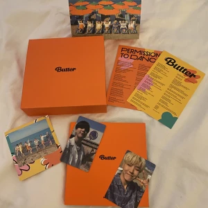 BTS Album  - Allt kommer med förutom klistermärken! För mer information skriv privat!! Original pc är Jhope fick även en extra jimin pc som är hård material 