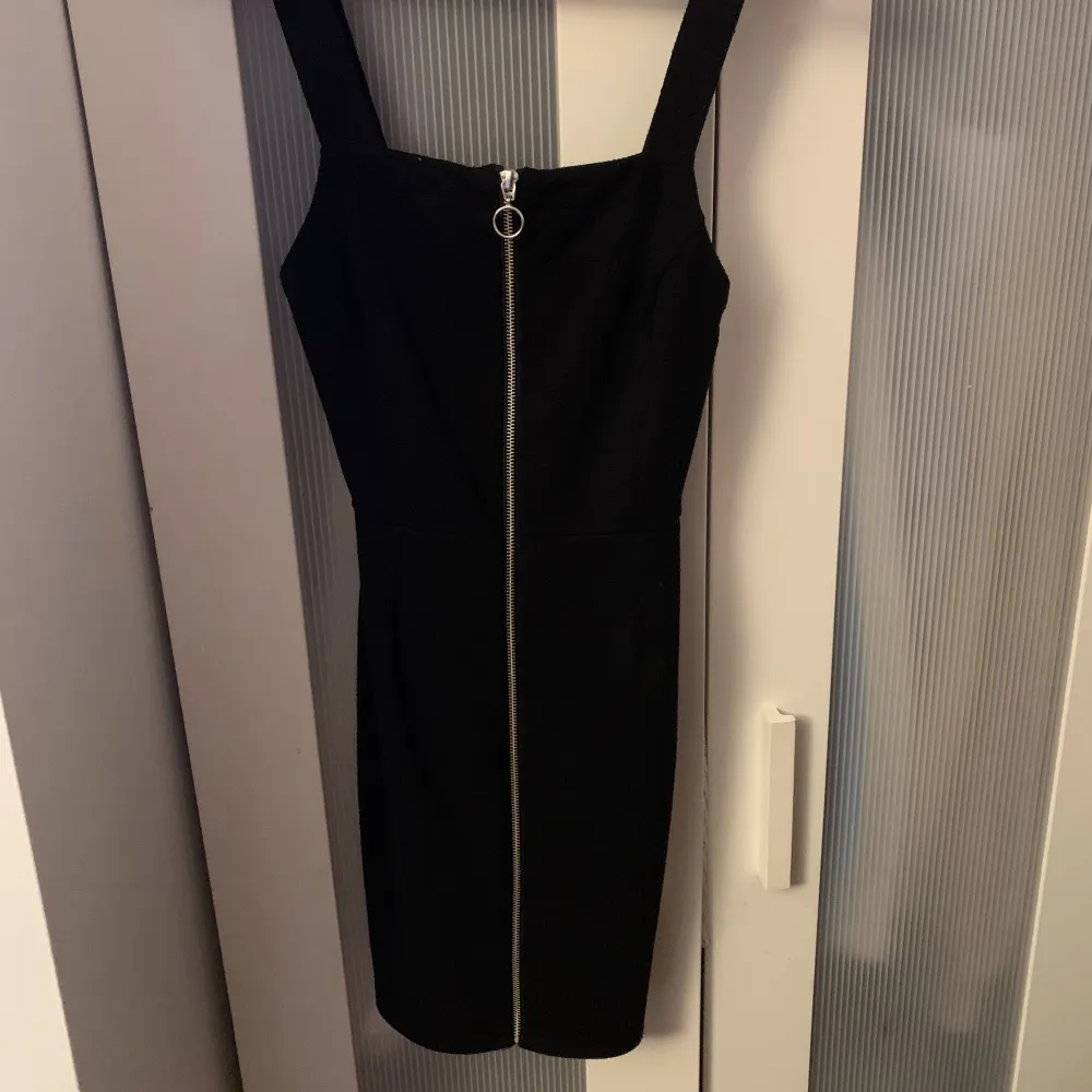 Säljer denna lilla svarta klänning för att den är för liten för mig. Perfekt för en utekväll och lätt att lagra med annat. . Klänningar.