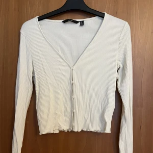 V ringad topp vero moda - Säljer denna superfina v ringade topp från vero moda! Den är figursydd längst ner och i ärmarna. Färgen syns bäst på bild 2. Säljer då den inte kommit till så stor användning. Kontakta för fler bilder eller vid intresse💕