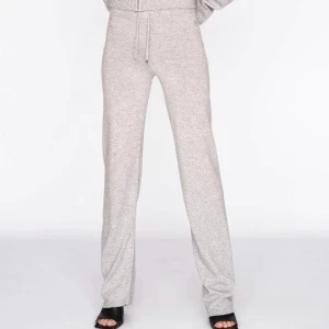 Stickade juicy couture byxor  - Säljer nu mina stickade juicy couture byxor då dom blivit mindre i tvätten och inte längre sitter så som jag vill på mig! Dom är även lite noppriga efter tvätt!Därav priset!