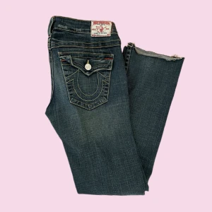 True Religion Jeans - Superfina jeans från True Religion med rak passform och låg midja. De är i storlek 30 och passar perfekt på mig som bär EU 36. Jeansen är avklippta nedtill men är ändå något långa på mig som är 163cm. Kontakta mig gärna för fler bilder! 💕(Läs kommentar!)