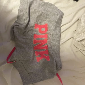 Pyjamasshorts  - Pyjamasshorts från Victorias secret med texten Pink där bak 💘💘
