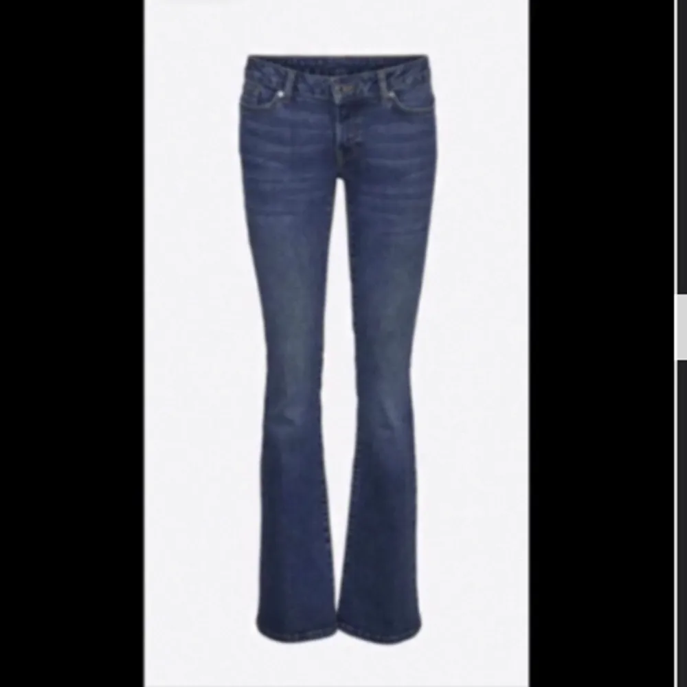 superfina jeans från veromoda 💞💞 dom är i storek 28/34 men sitter mer som 26/34. Dm:a mig om du vill köpa eller har frågor. Jeans & Byxor.