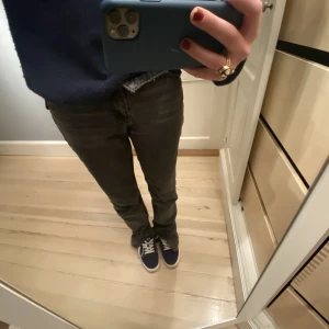Snygga grå jeans - Lite stora i midjan för mig. Lowrise/ midrise beror på. Skriv för fler bilder