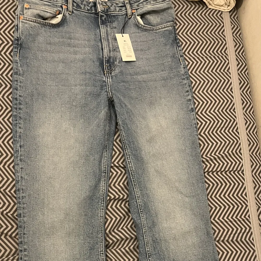 Ett par Jeans från lager som är oanvända.  Storlek Xl har en slits vid ankeln. Sista bilden kan ni se hur jeansen ser ut på modellen. . Jeans & Byxor.