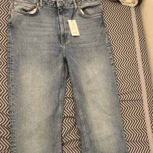 Ett par Jeans från lager som är oanvända.  Storlek Xl har en slits vid ankeln. Sista bilden kan ni se hur jeansen ser ut på modellen. 