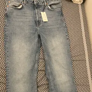Ett par Jeans från lager som är oanvända.  Storlek Xl har en slits vid ankeln. Sista bilden kan ni se hur jeansen ser ut på modellen. 