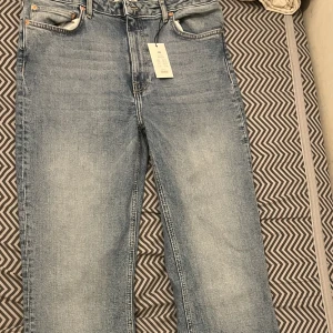 Jeans (oanvända) - Ett par Jeans från lager som är oanvända.  Storlek Xl har en slits vid ankeln. Sista bilden kan ni se hur jeansen ser ut på modellen. 