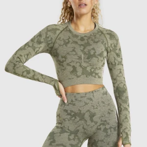 Gymshark Adapt Camo Seamless - 💚Långärmad träningstopp från Gymshark i serien Adapt camo seamless. Toppen är grön och i storlek S. Den är endast använd cirka 4 gånger💚