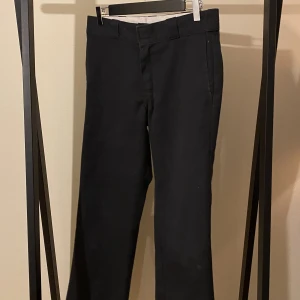 Dickies 874 svart.  - Dickies 874 svart. Väl använda. Storlek 29/29. Köparen står för frakt 