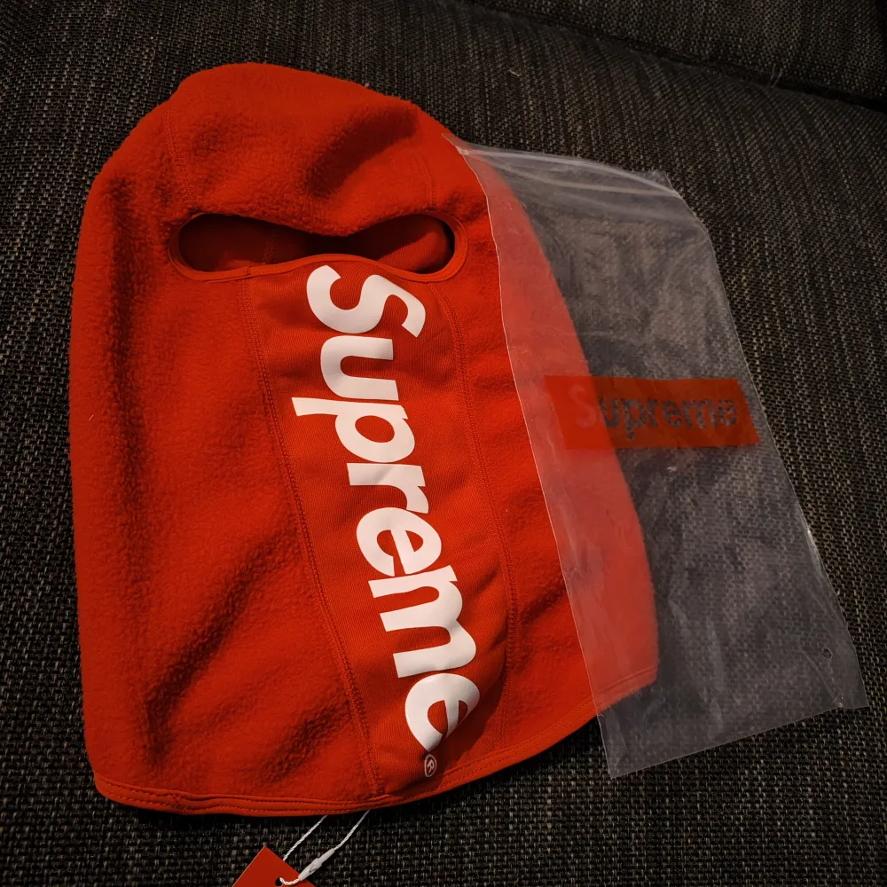 Helt ny Balaclava från Supreme i fleecematerial. Dustbag följer med. Perfekt till skidbacken!. Övrigt.