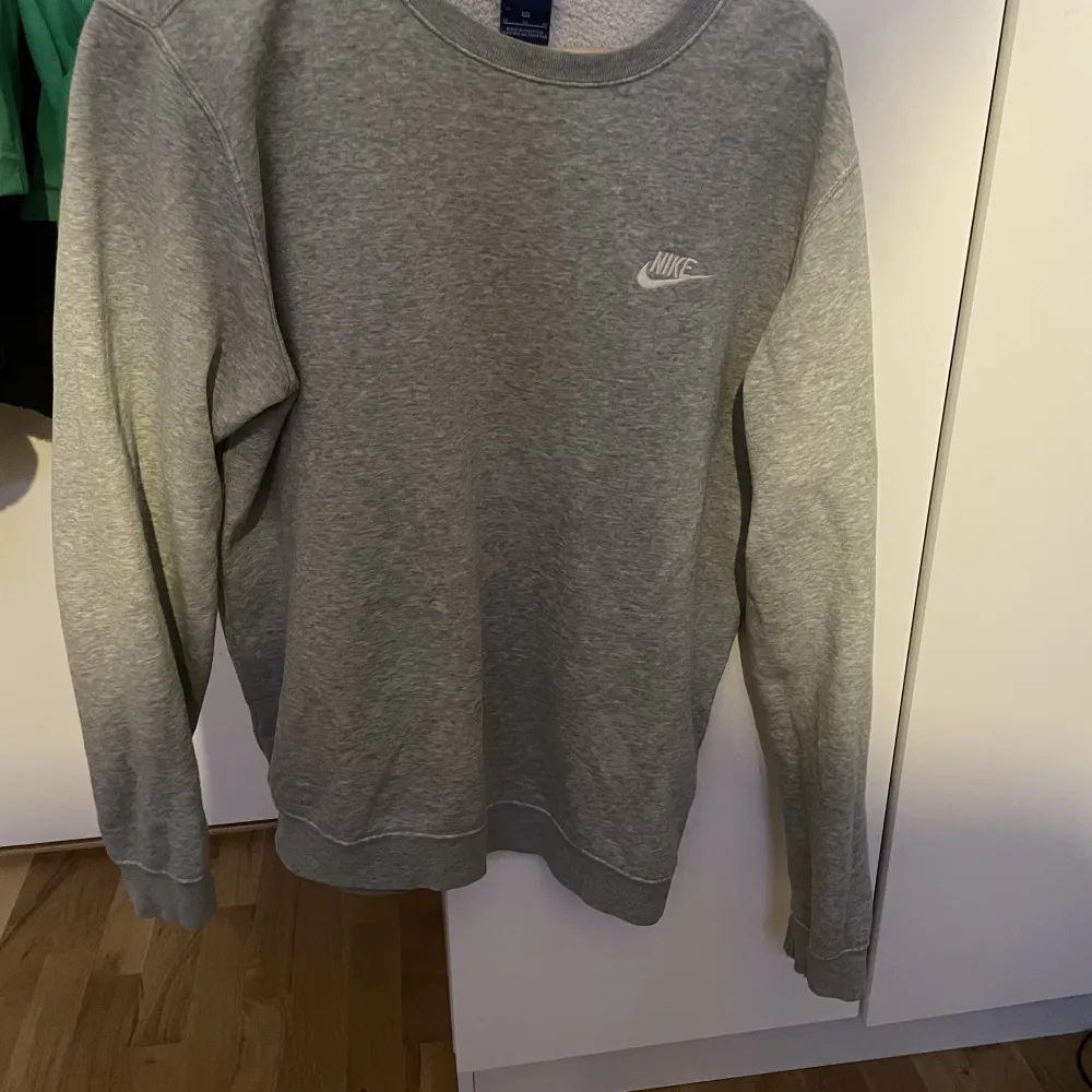 Nike crewneck skriv för mer info . Hoodies.