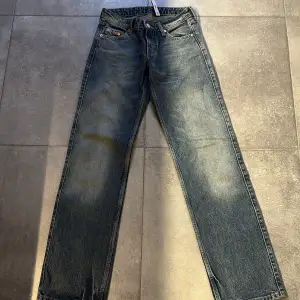 Säljer dessa snygga weekday arrow low straight jeans i storlek 24/32 använda endast en gång!💖Nypris 590 kr! Superpopulära och fina nu till våren/sommaren! Frakt 69 kr tillkommer!💖💖