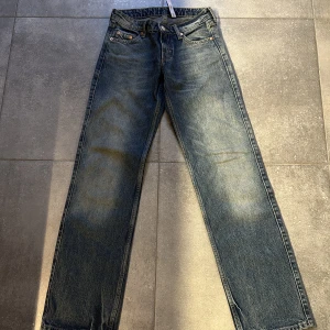 Weekday jeans - Säljer dessa snygga weekday arrow low straight jeans i storlek 24/32 använda endast en gång!💖Nypris 590 kr! Superpopulära och fina nu till våren/sommaren! Frakt 69 kr tillkommer!💖💖