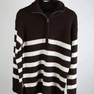 Säljer denna stickade tröjan från bikbok🤎otroligt skön tröja men har tyvärr inte använts av mig:( ungefär två gånger..  som helt ny!!!❣️