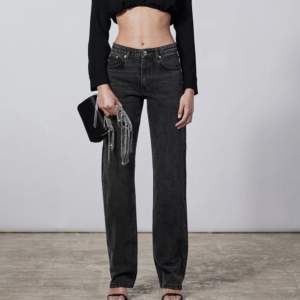 Säljer dessa superfina populära jeans från Zara i storlek 36 som inte säljs längre💕