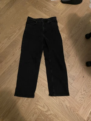 Svarta baggy byxor - Väldigt bra skick, säljer pga för små, passar på 160-170 beror på hur du vill att dom ska sitta, ni tar hand om frakt, frågor?