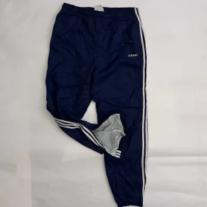 Vintage Adidas träningsbyxor - Vintage Adidas träningsbyxor / 90tals. M storlek/ 90’s fit - L