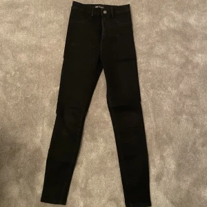 Zara Straight Jeans - Jeansen är använda ett par gånger men är överlag i bra skick. De är fläckfria och är inte sönder någonstans. Orginalpris: 350 kr <3