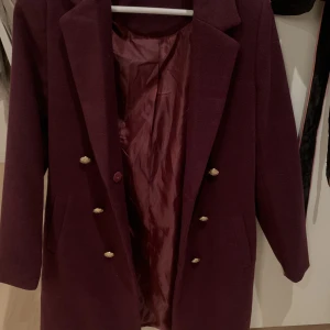 Kappa - Jätte söt vinröd kappa från boohoo. Petit storlek 34/xs  Fint skick utan slitage! 🙂