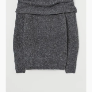 Off shoulder tröja - Säljer denna från hm ord pris 299kr, bra skick och varm