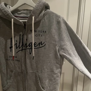 Hoodie - Säljer denna hoodie/kofta från tommy hilfiger i stl. XS använt endast 1 gång 